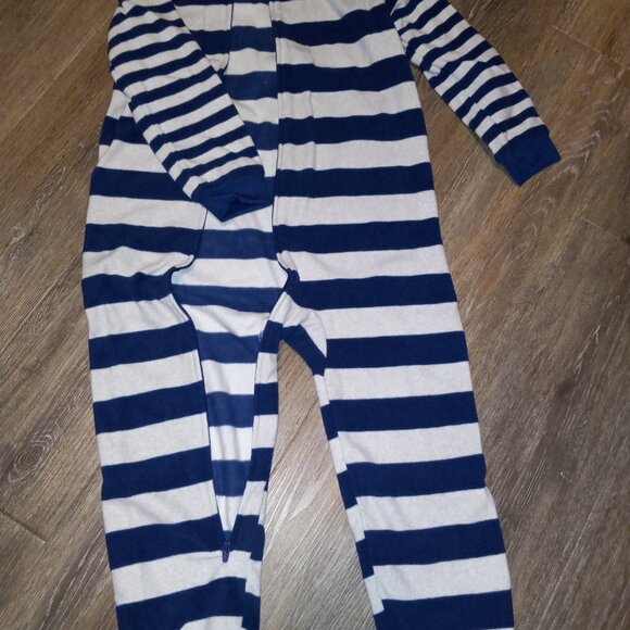 Carter's size 5 boys jammies - Picture 1 of 1